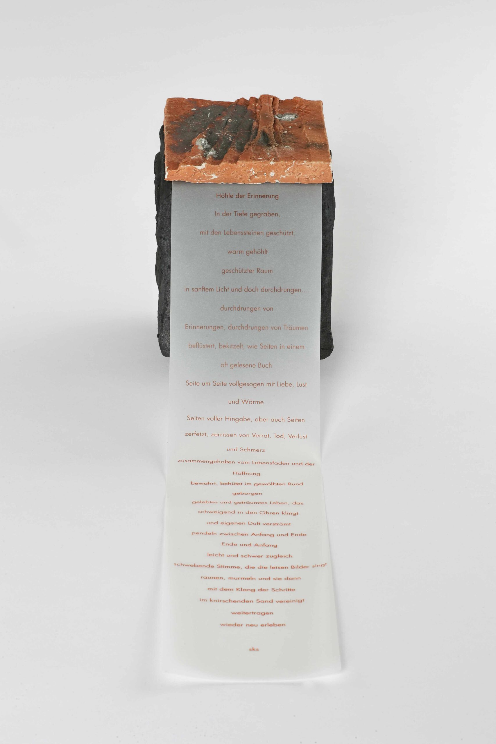 Antje Rabe · »Dose des Innehaltens« · Paperclaytechnik im Kapselbrand · 15x25 cm · 2019 · Fotos: Silke Winkler